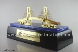 Miniatur Jembatan Suramadu